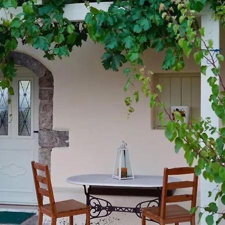 בית נופש Elia - Traditional House With Backyard