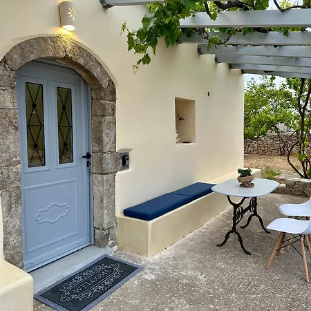 בית נופש Elia - Traditional House With Backyard